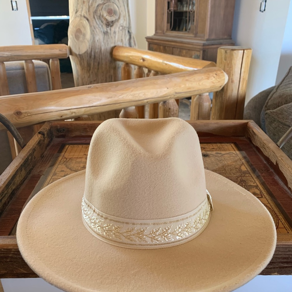 NWT petal and pup hat